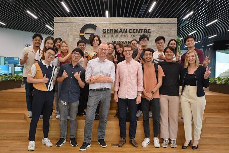 Studenten beim Besuch von Plasmatreat Asia Pacific